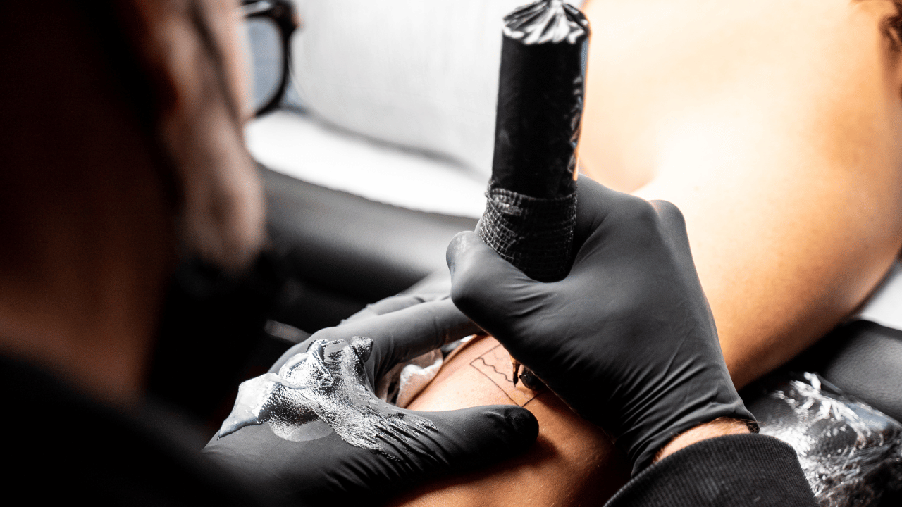 Fortgeschrittene Techniken in einer spezialisierten Tattoo Schulung